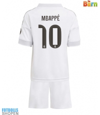 Billiga Real Madrid Kylian Mbappe #10 Hemmatröja Barn 2025-26 Kortärmad (+ Korta byxor)